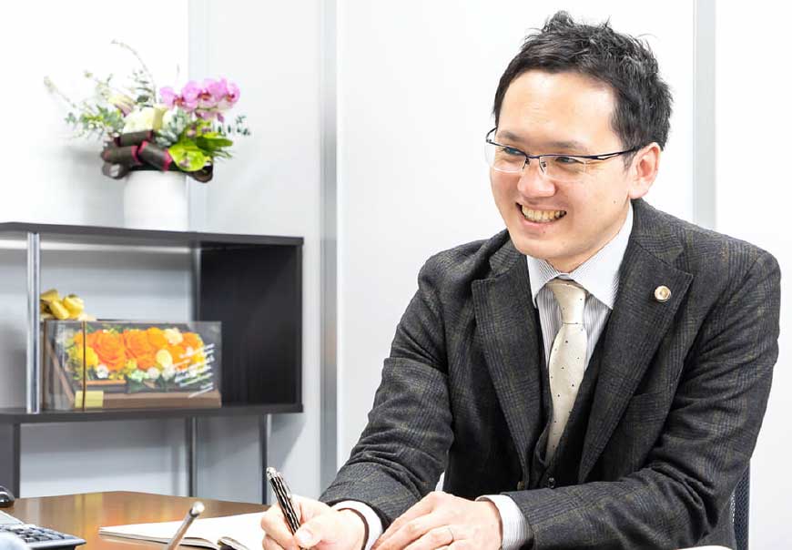 弁護士が親切にお話を聞いている写真